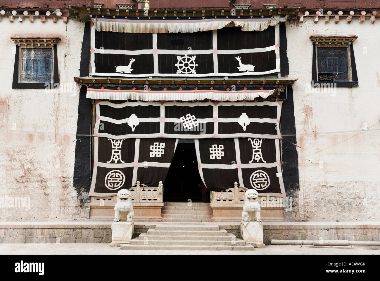 Eingang, Gedan Song Zanling Tempel, Shangri-La (Zhongdian), Provinz Yunnan, China, Asien Stockfoto