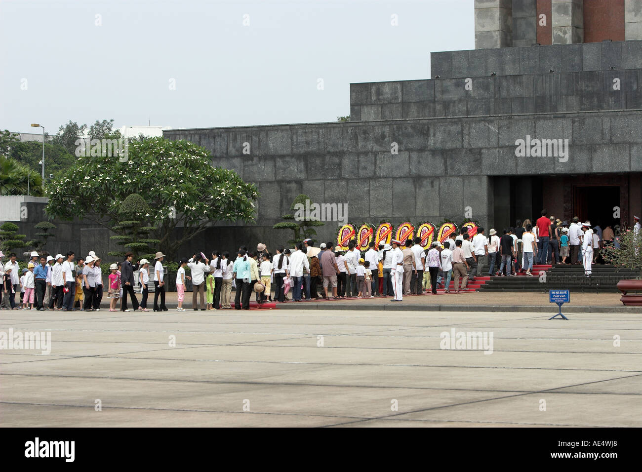 Massen-Warteschlange, die Datei in das Ho Chi Minh Mausoleum Hanoi Vietnam Stockfoto