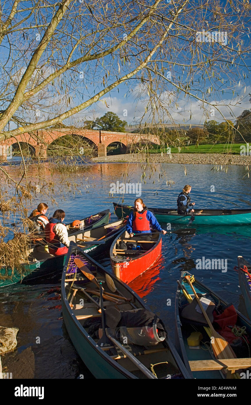 Kanuten auf dem Fluss Eden Eden Brücke, Lazonby, Eden Valley, Cumbria, England, Vereinigtes Königreich, Europa Stockfoto