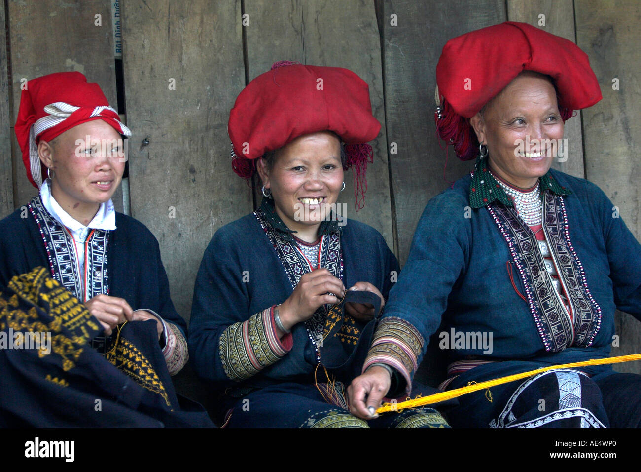 Red Zao Bergvolk Frauen nähen und arbeiten mit Garn Ta Phin Dorf in der Nähe von Sapa Resort Stadt Nord-Vietnam Stockfoto