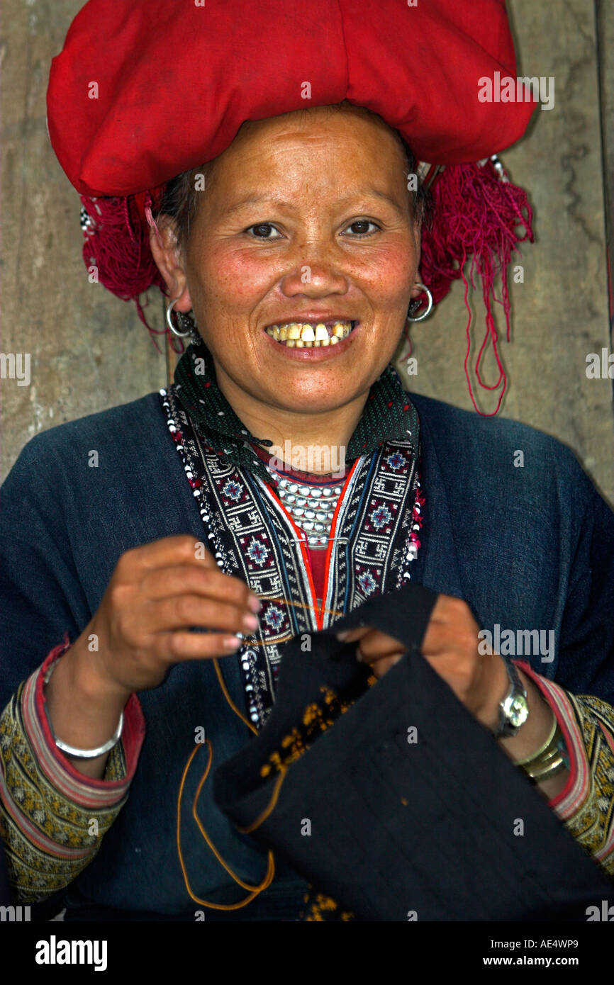 Red Zao Bergvolk Frau Nähen mit der hand Ta Phin Dorf in der Nähe von Sapa Resort Stadt Nord-Vietnam Stockfoto