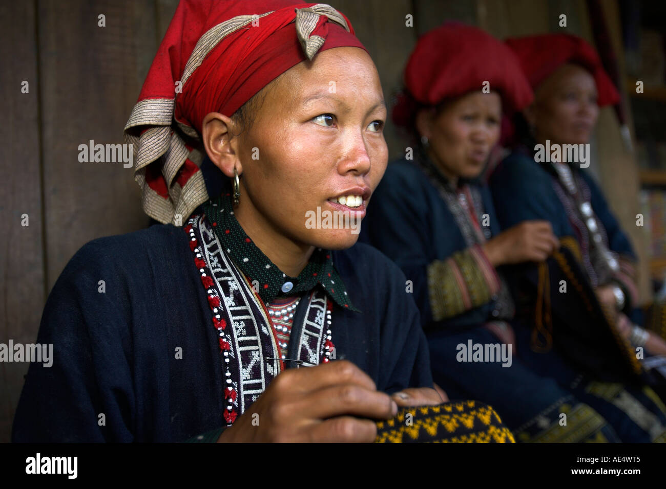 Red Zao Bergvolk Frau Nähen Ta Phin Dorf in der Nähe von Sapa-Nord-Vietnam Stockfoto