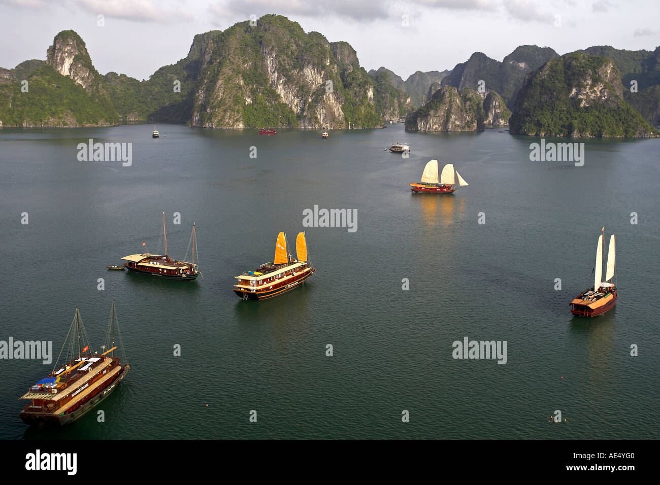 Fahrtenschiffen und felsigen Inseln der Halong-Bucht von Titow Insel Lookout Vietnam Stockfoto