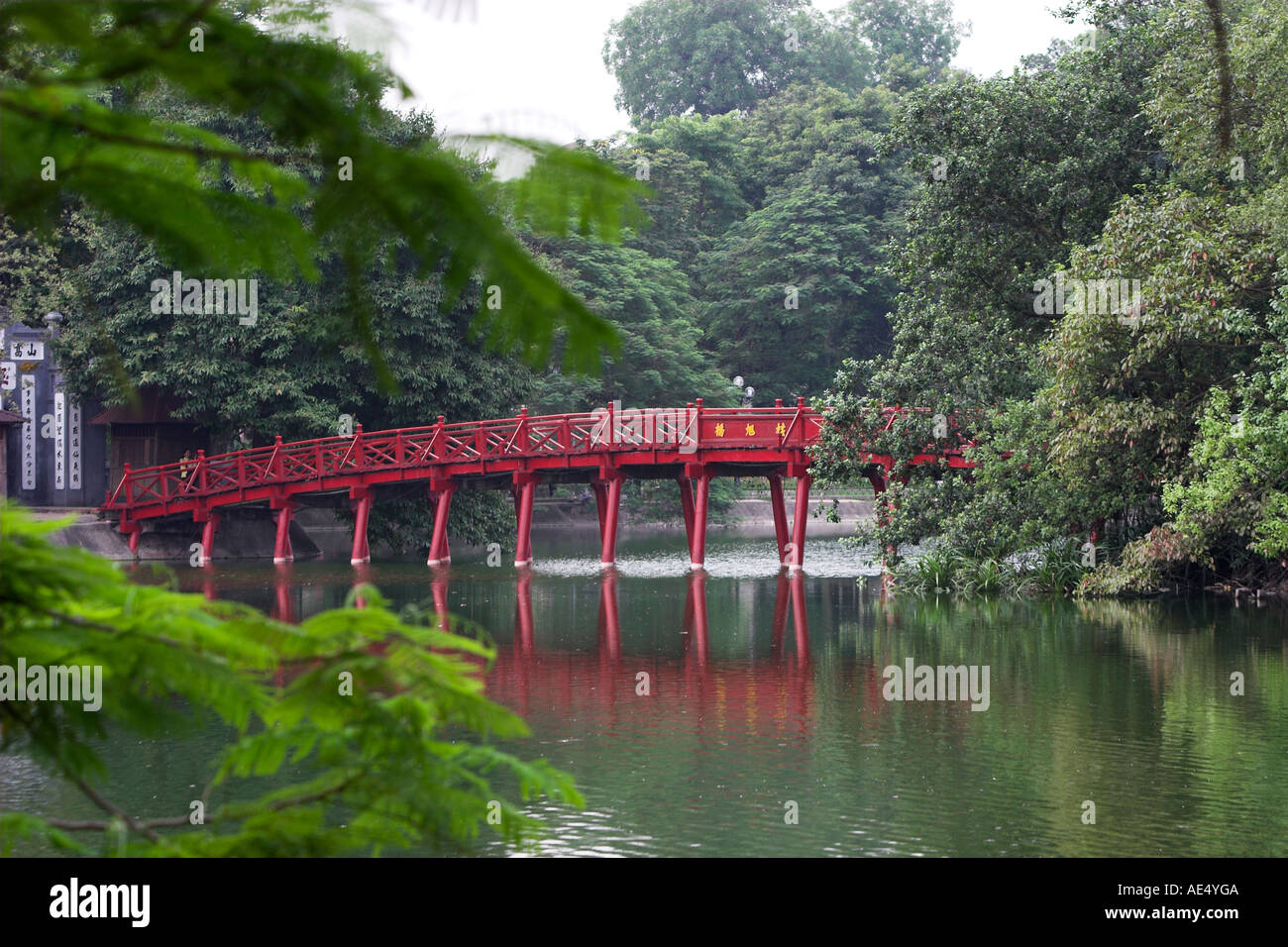 Die rote, die HUC Brücke im Hoan-Kiem-See wider, führt zu Ngoc Son Insel Jade Mountain konfuzianischen Tempel Hanoi Vietnam Stockfoto