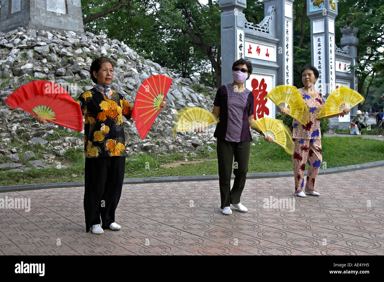 Ältere Frauen üben Fan Tanz Schritte Eingang Ngoc Son Tempel am Hoan-Kiem-See am frühen Morgen Hanoi Vietnam Stockfoto