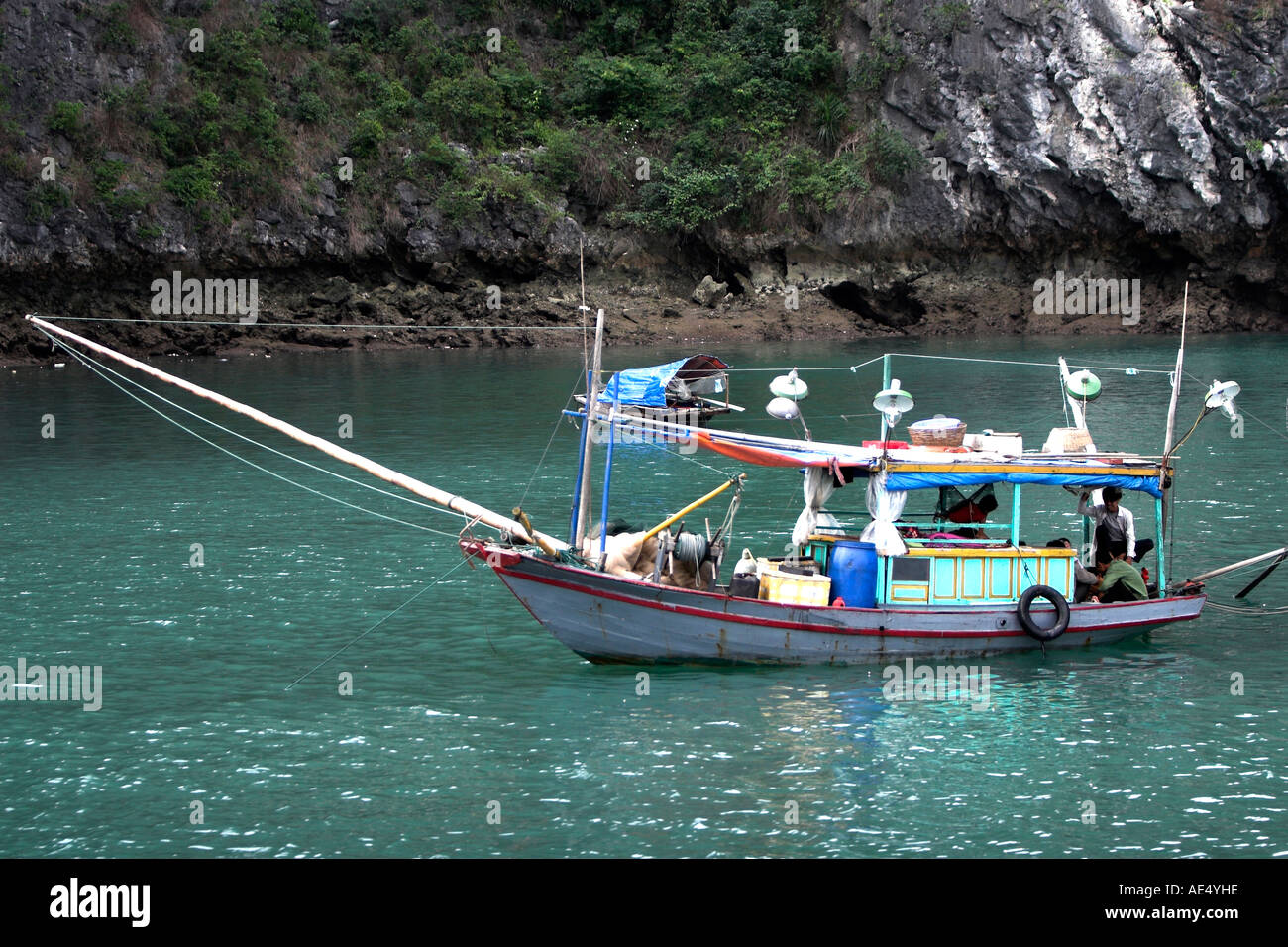 Kleine Tintenfische Fischerboot schwimmenden Fischen Dorf Halong Bucht Vietnam Stockfoto