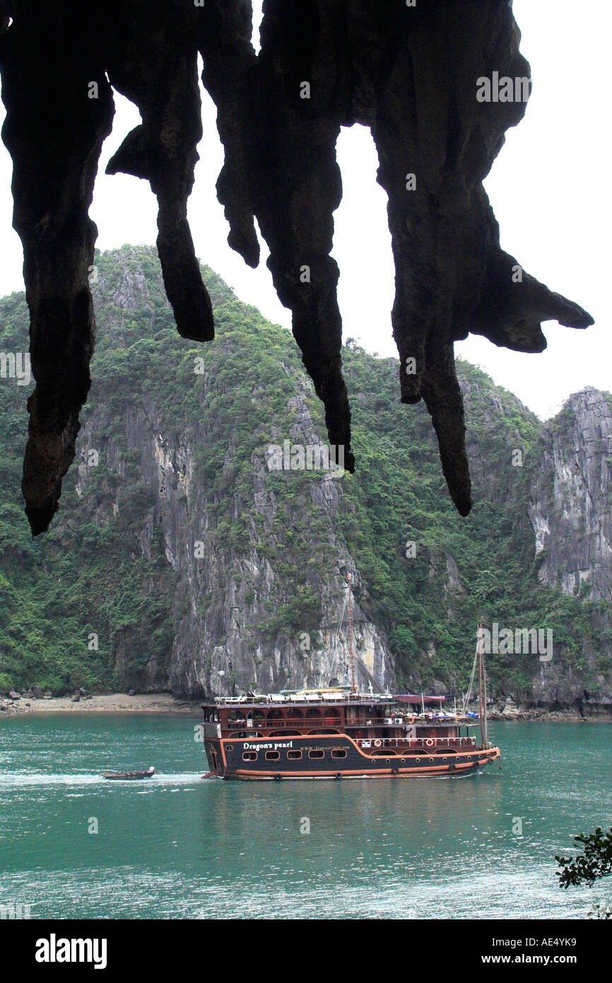 Stalaktiten in Hang Trong Drum Grotte erscheinen über die Drachen Perle Junk-Halong Bucht Vietnam Kreuzfahrten hängen Stockfoto