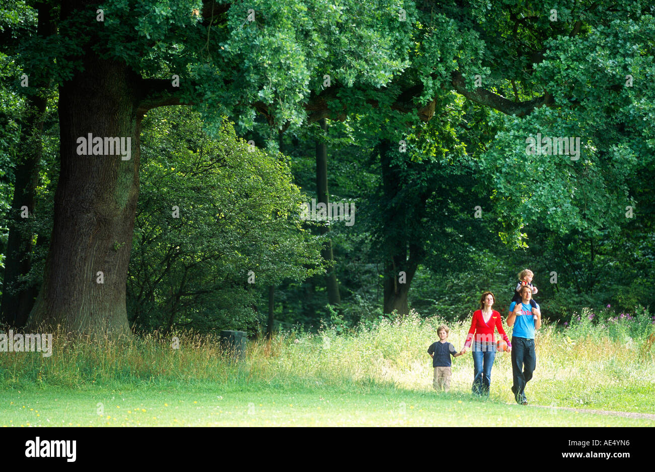 glückliche Familie im park Stockfoto