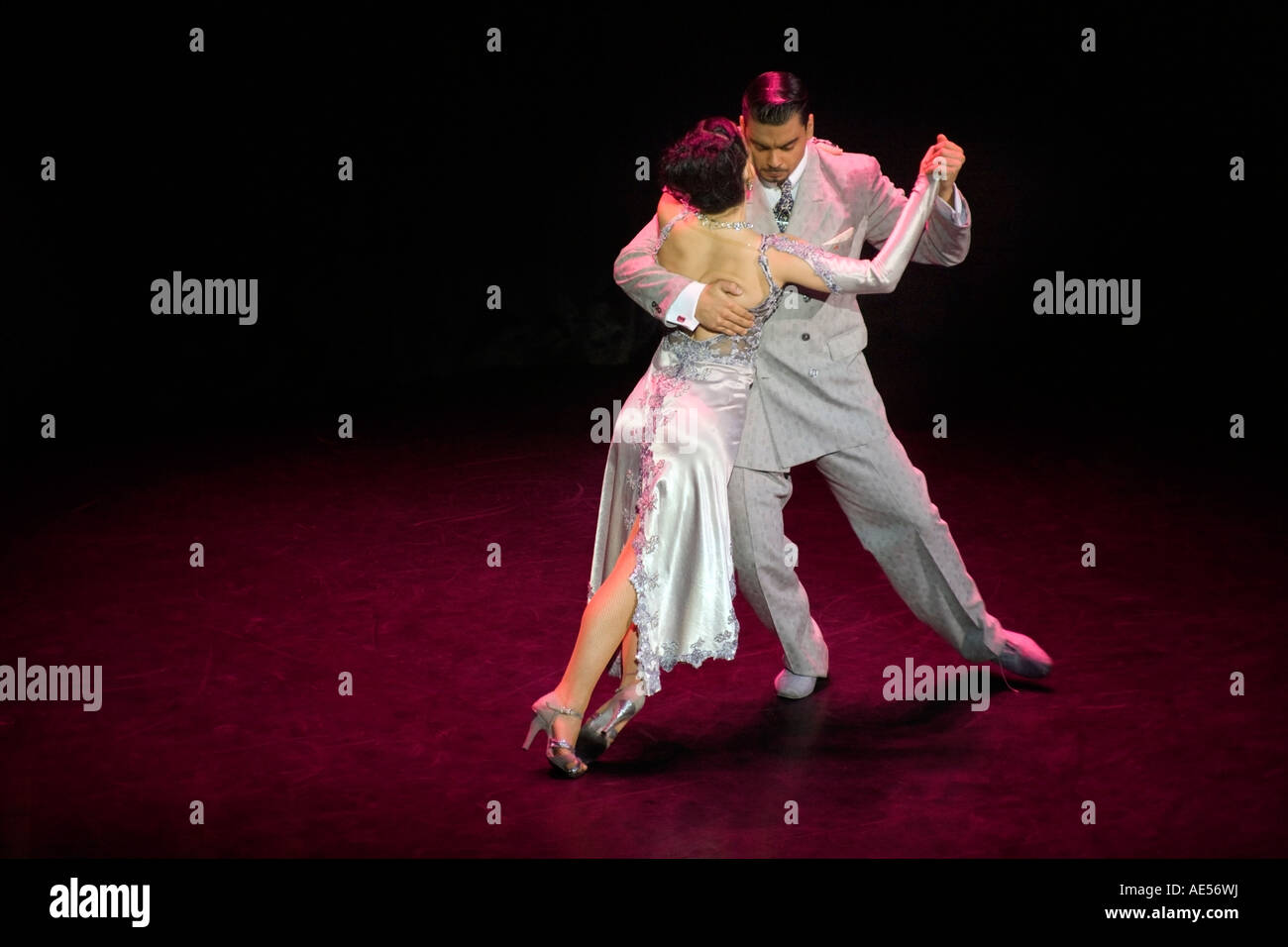 Buenos Aires Tango-Tänzer. Paare tanzen den Tango in La Esquina de Carlos Gardel-Theater-Dinner-Spektakel-Show auf die Bühne. Stockfoto