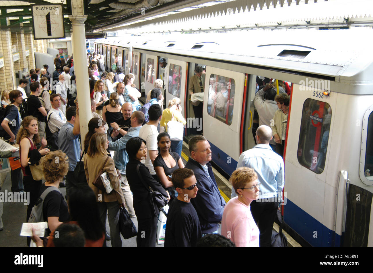 Menschen auf überfüllten U-Bahn-Plattform, England UK Stockfoto