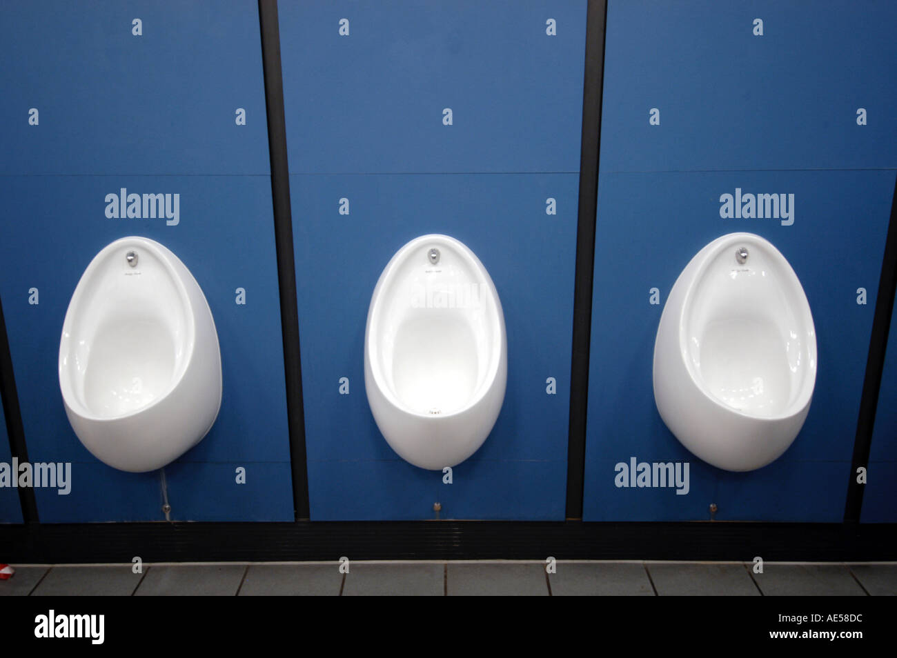 Urinale in öffentlichen Toiletten Herren England UK Stockfoto