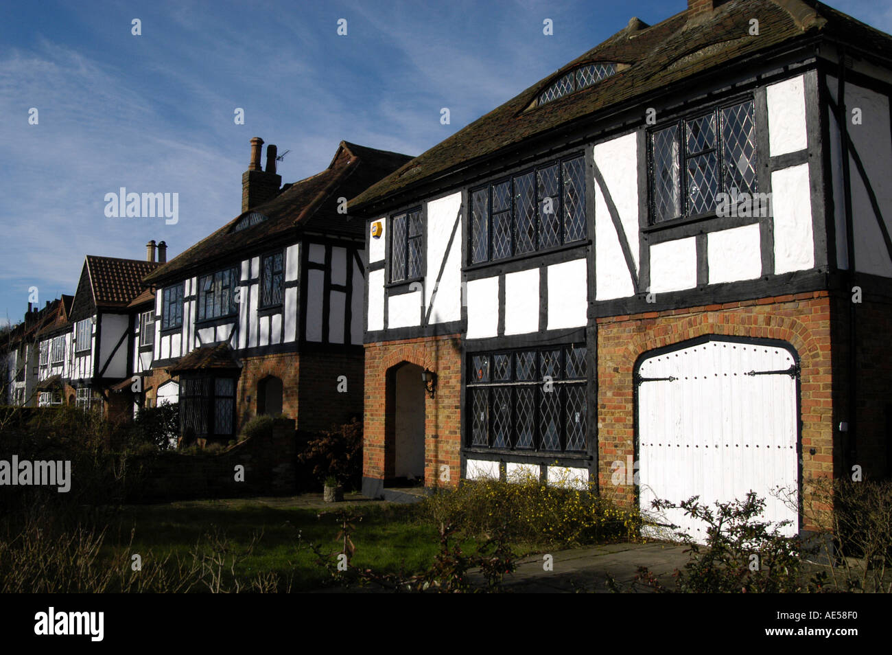 Reihe von teuren Einfamilienhäusern in Esher, Surrey, England, UK Stockfoto