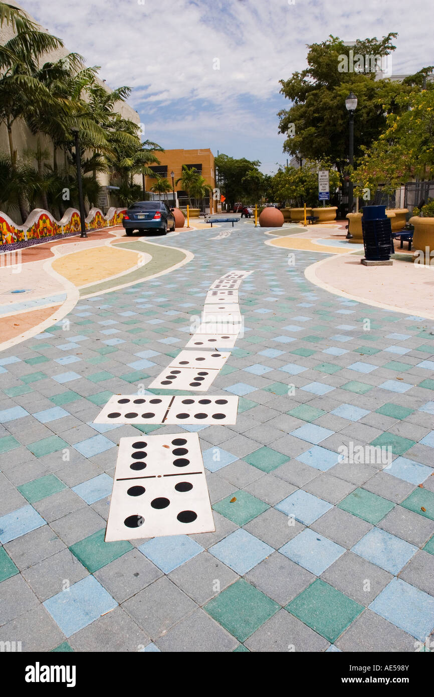 Domino Design im Pflaster des Maximo Gomez Park auf Calle Ocho in Little Havana, Miami, Florida. Stockfoto