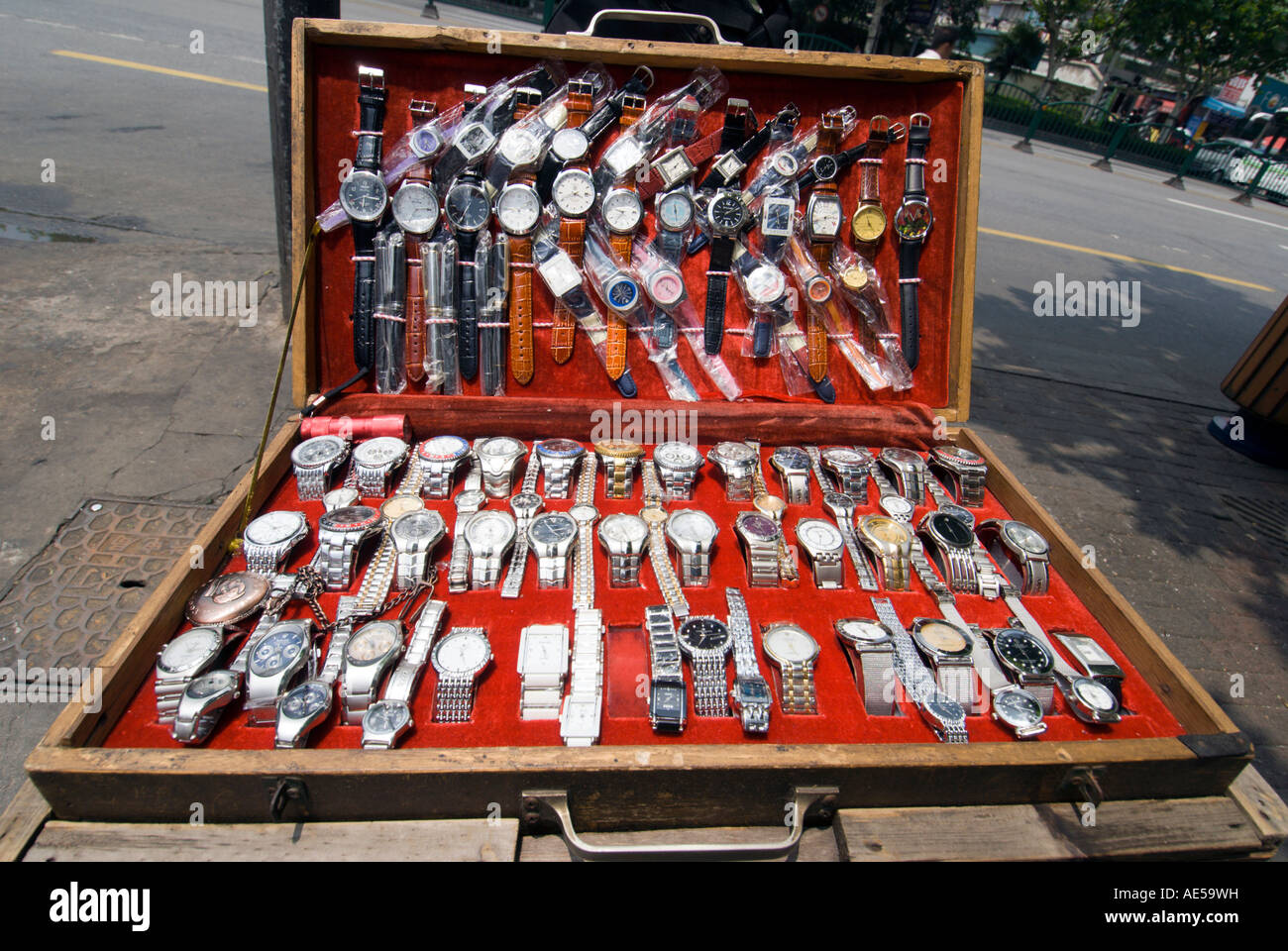 Gefälschte Uhren zum Verkauf von Fall auf dem Fahrrad auf der Straße in Shanghai Stockfoto