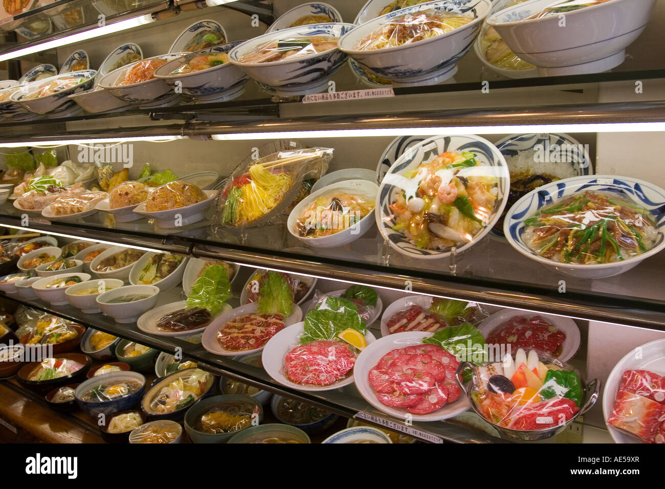 Kunststoff-japanische Lebensmittel auf dem Display in einem Laden verkaufen gefälschte Lebensmittel für die Anzeige in japanischen Restaurants. Stockfoto