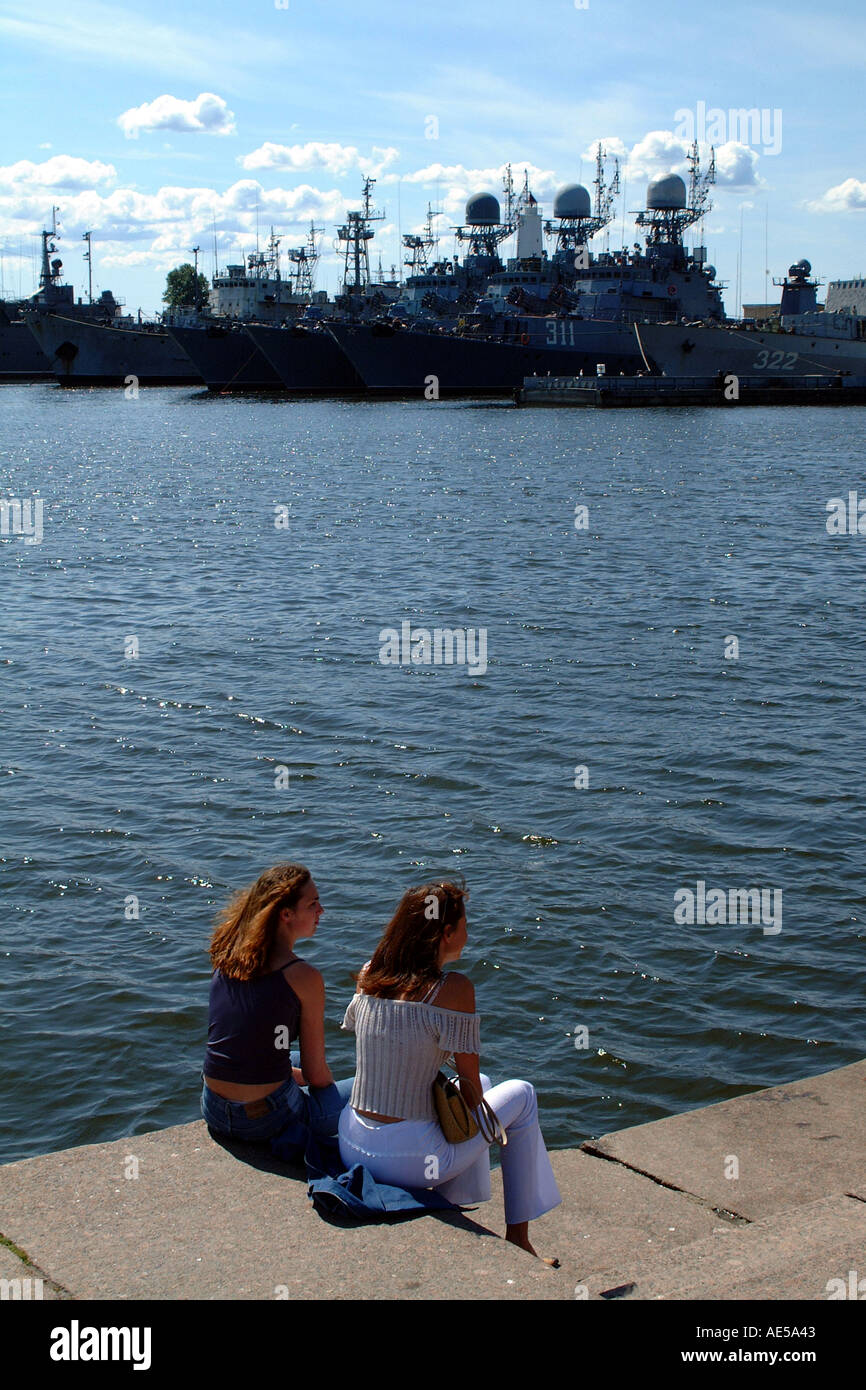 St Petersburg Russland paar auf Hafenmauer am Naval Base Kriegsschiffe Golf von Finnland Stockfoto