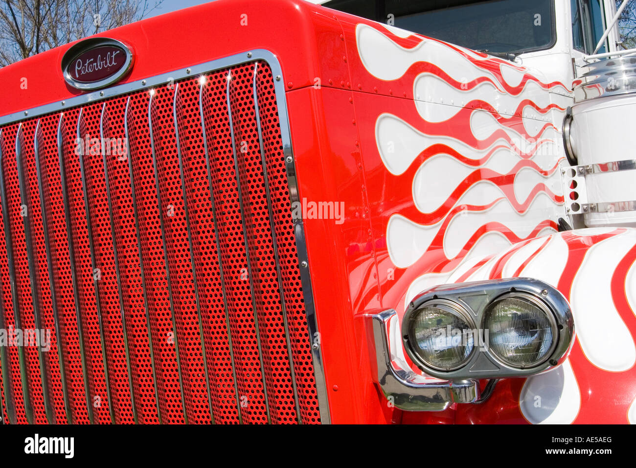 Rote und weiße Flammen Lackierung auf einem 1989 Peterbilt LKW Motorhaube mit Kühlergrill und Emblem bei einer Oldtimer-show Stockfoto