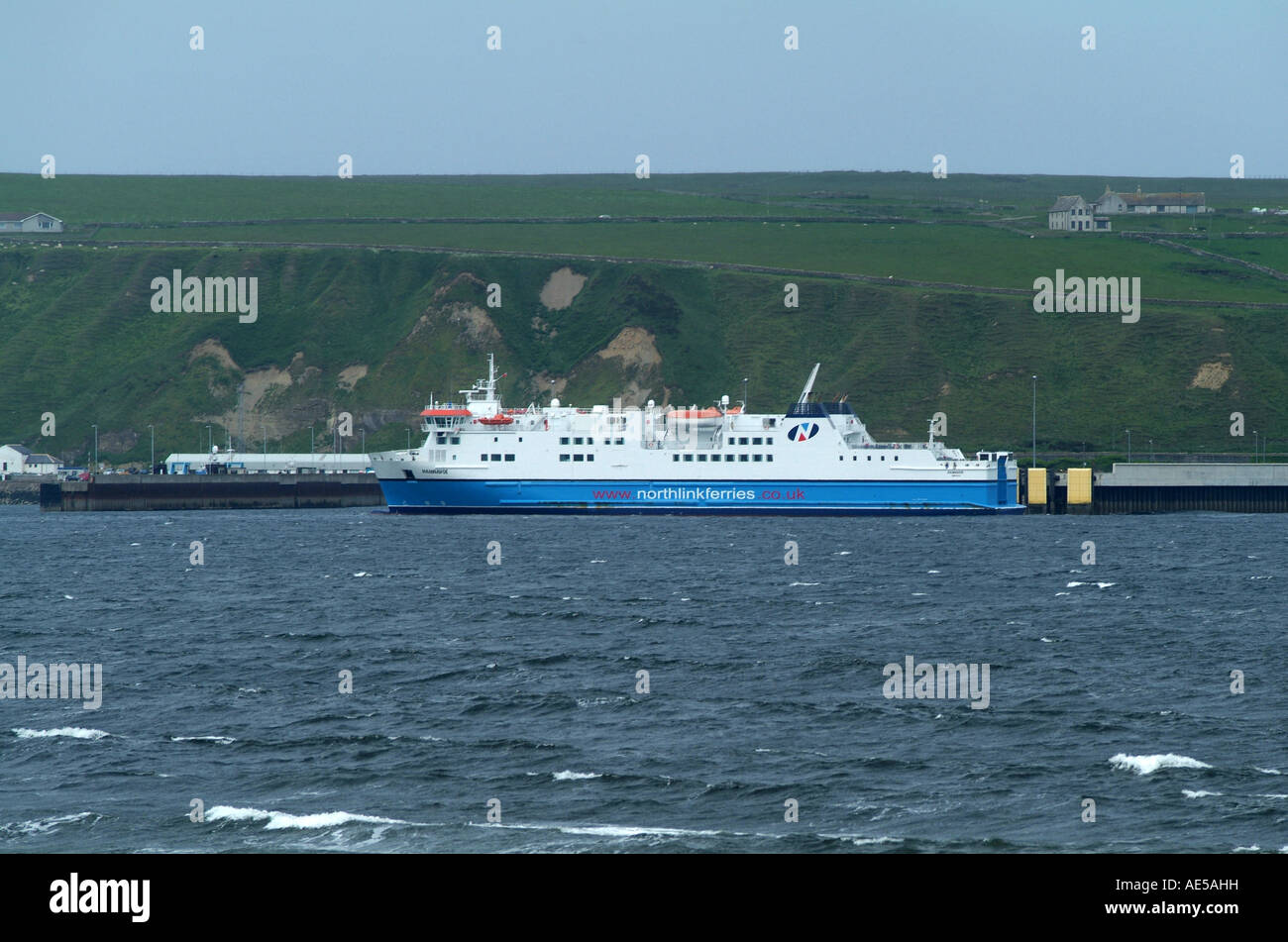 Scrabster Hafen mit Orkney-Fähre, Caithness, Nordschottland Stockfoto