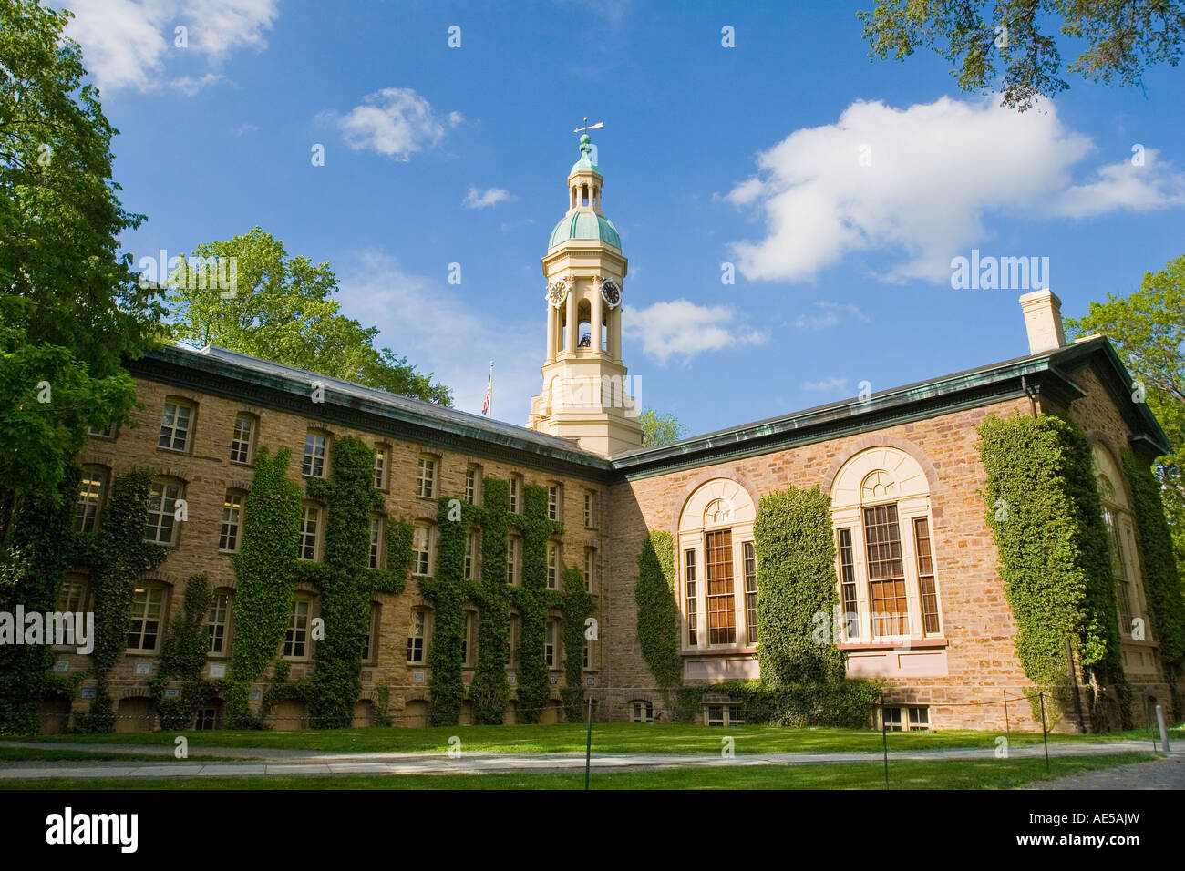 Efeu wächst an Wänden von Nassau Hall Verwaltungsgebäude am Eingang der ivy league Schule Princeton University New Jersey Stockfoto