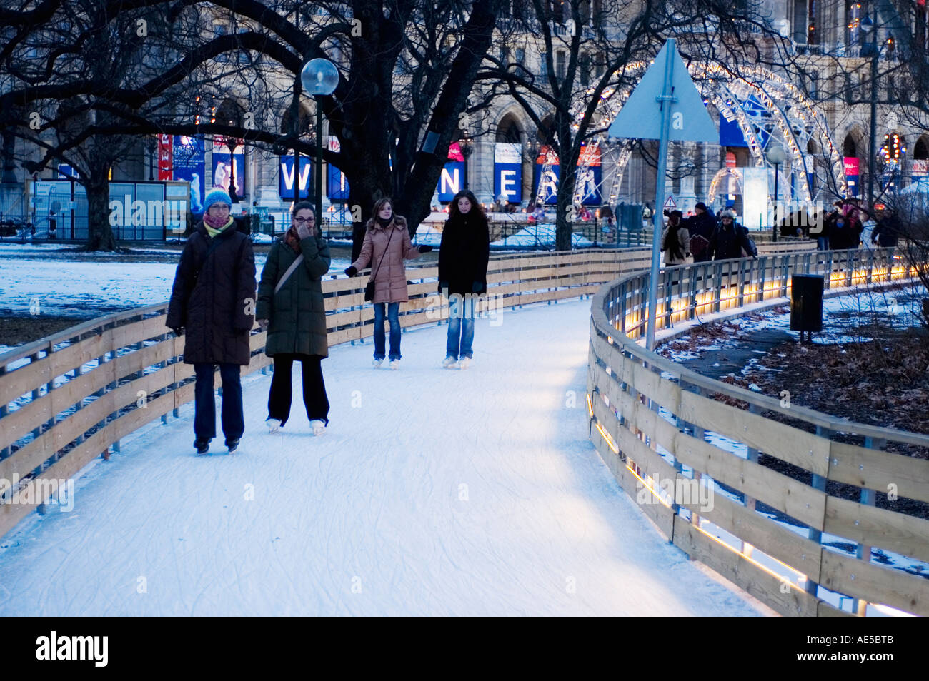 Österreich Wien Eislaufen auf dem Rathaus-Platz Stockfotografie - Alamy