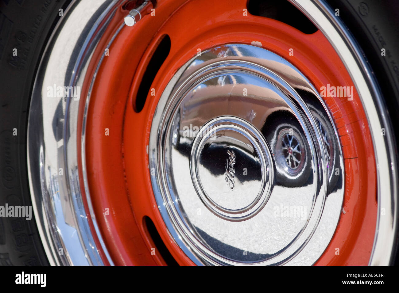 Oldtimer Ford Mustang am Hinterrad von einer antiken 1928 Ford Daily ...