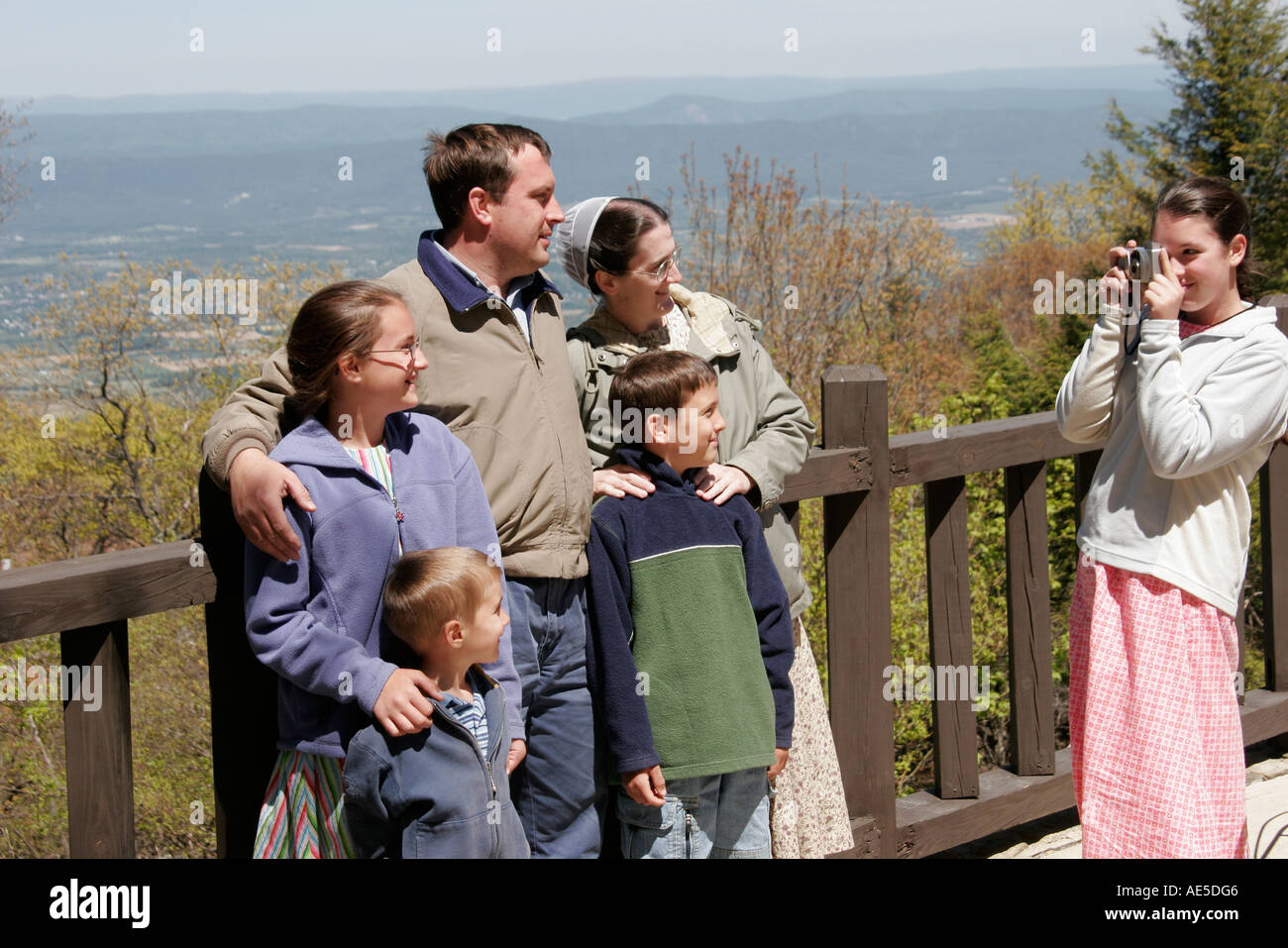 Shenandoah National Park Virginia, Page County, Skyland Resort, Terrasse, Mennonit, Familie Familien Eltern Eltern Kinder, Mutter Mutter Mutter, Vater Vater, Vater, Tee Stockfoto