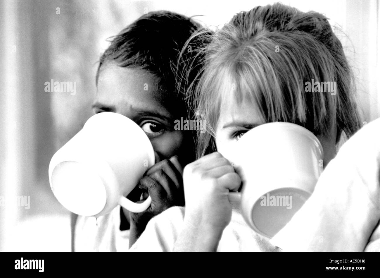 Kinder mit Kaffeetasse. Aborigine-Gemeinschaft in der Nähe von Alice Spring, Outback Australien, Downunder Stockfoto