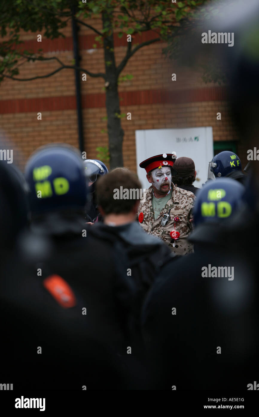 Klimawandel-Demonstranten, die viele als Clowns verkleidet Stockfoto