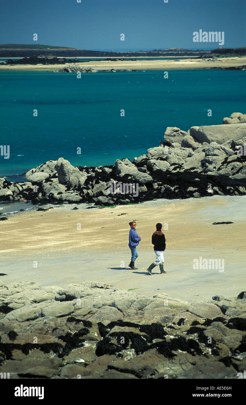 Frankreich Normandie Insel Chausey Basse Normandie Touristen zu Fuß bei Ebbe am Strand anzeigen Stockfoto