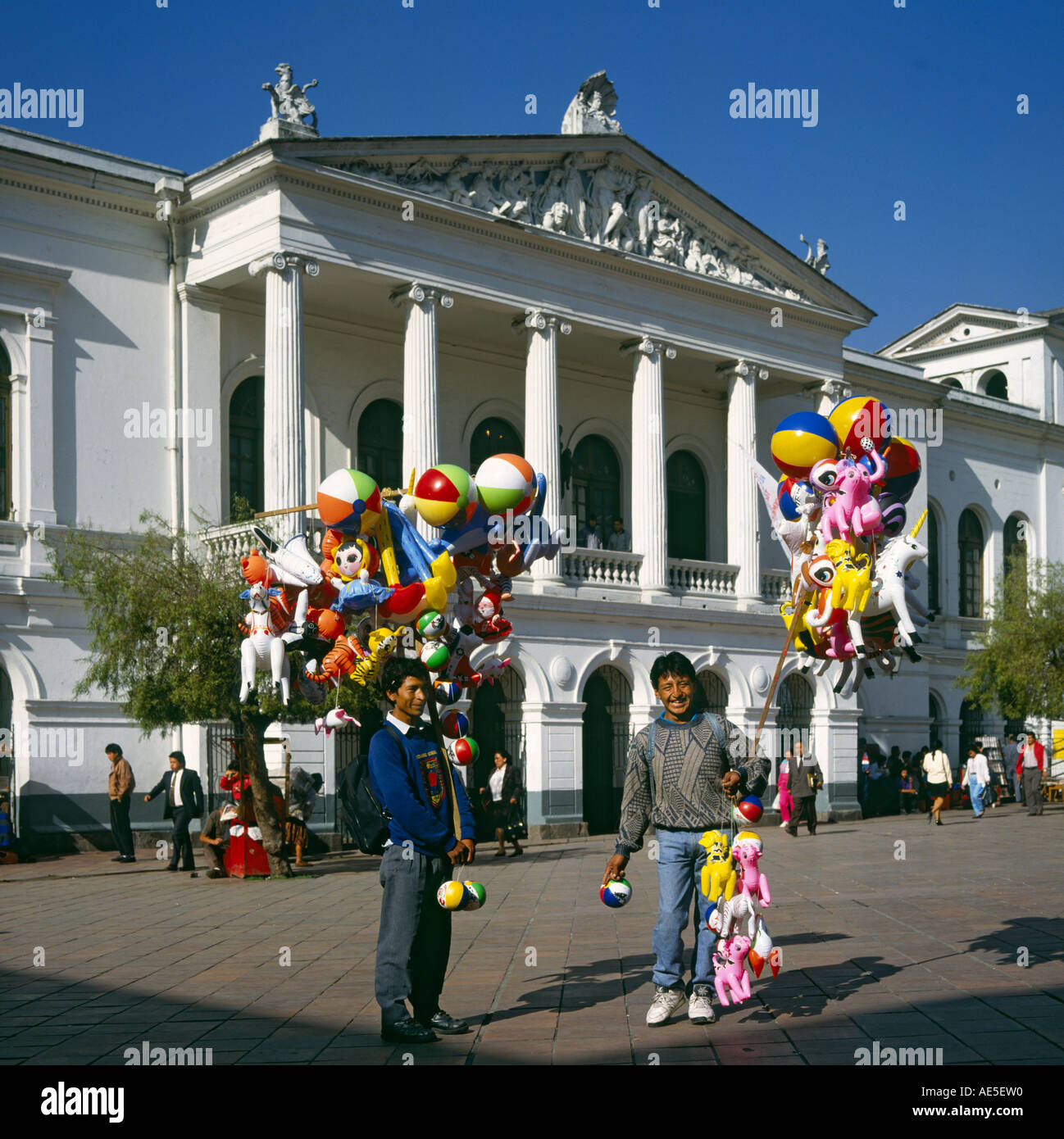 Buntes Bild von zwei männlichen Spielzeug Lieferanten an der Fassade des Teatro Sucre im Plaza del Teatro Quito Stadt Pichincha Ecuador lächelnd Stockfoto