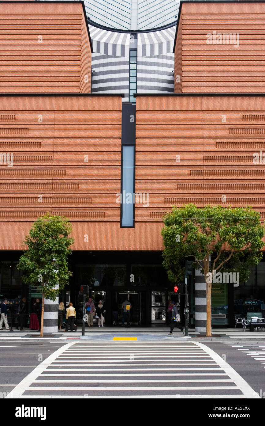 Schwarz und weiß Streifen von Zebrastreifen mit Streifen des San Francisco Museum of Modern Art Oberlicht und Säulen Stockfoto