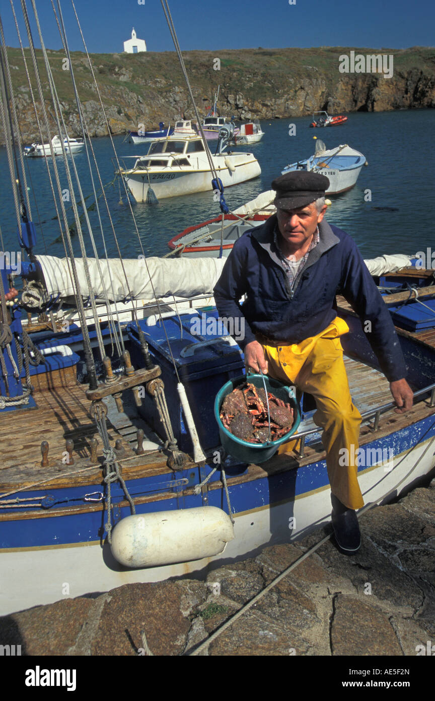Frankreich Bretagne Insel Yeu, La Meule Meer Hafen Fsherman tragen Eimer gefüllt mit Krabben Stockfoto