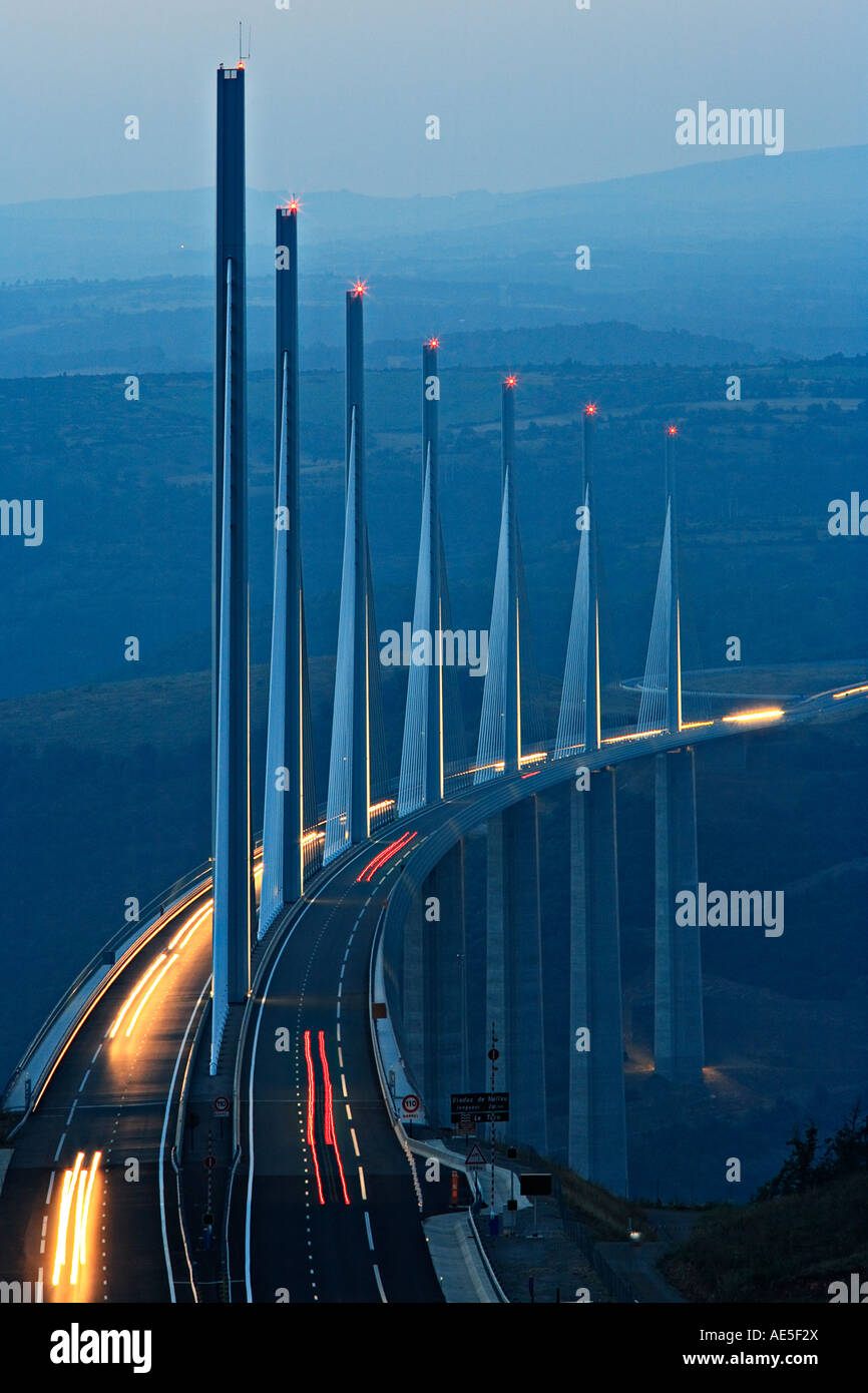 Brücke Viadukt von Millau in der Abenddämmerung, Midi-Pyrenäen, Frankreich. Stockfoto