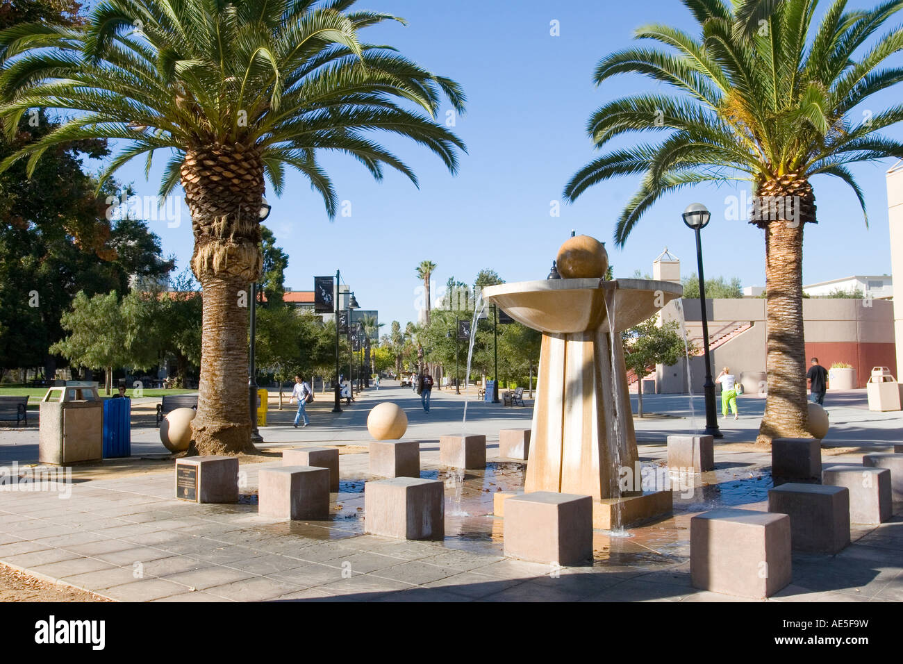 Brunnen neben dem Event-Center am Ende des Paseo de Cesar Chavez in San Jose State University San Jose California Stockfoto