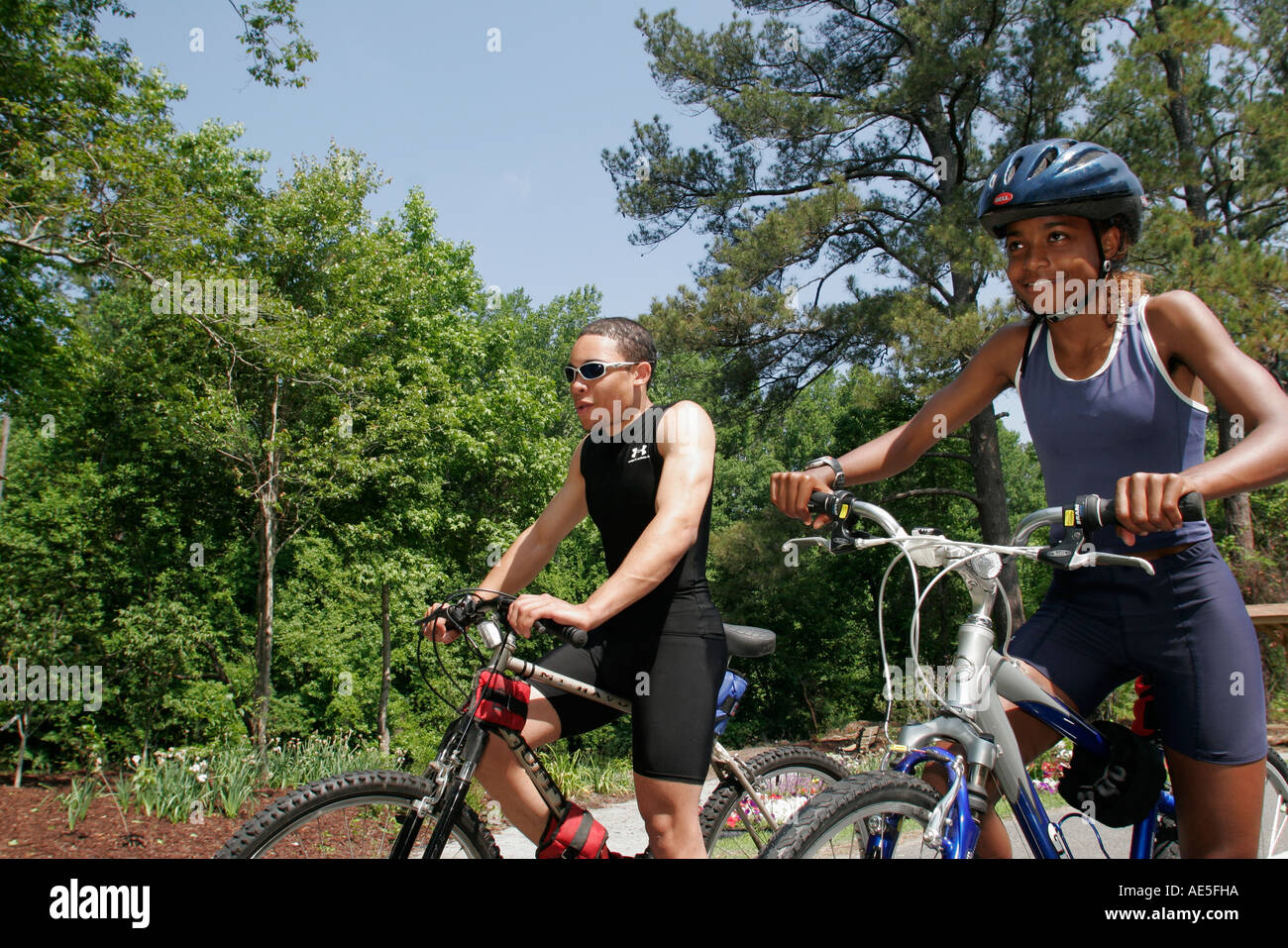 Chesapeake Virginia, trostlos Swamp Canal Trail, Schwarze Teenager Teenager Teenager Teenager Teenager Fahrrad, Radfahren, Reiten, Radfahren, Fahrer, Fahrräder, Mann Männer männlich, Frau weiblich Stockfoto