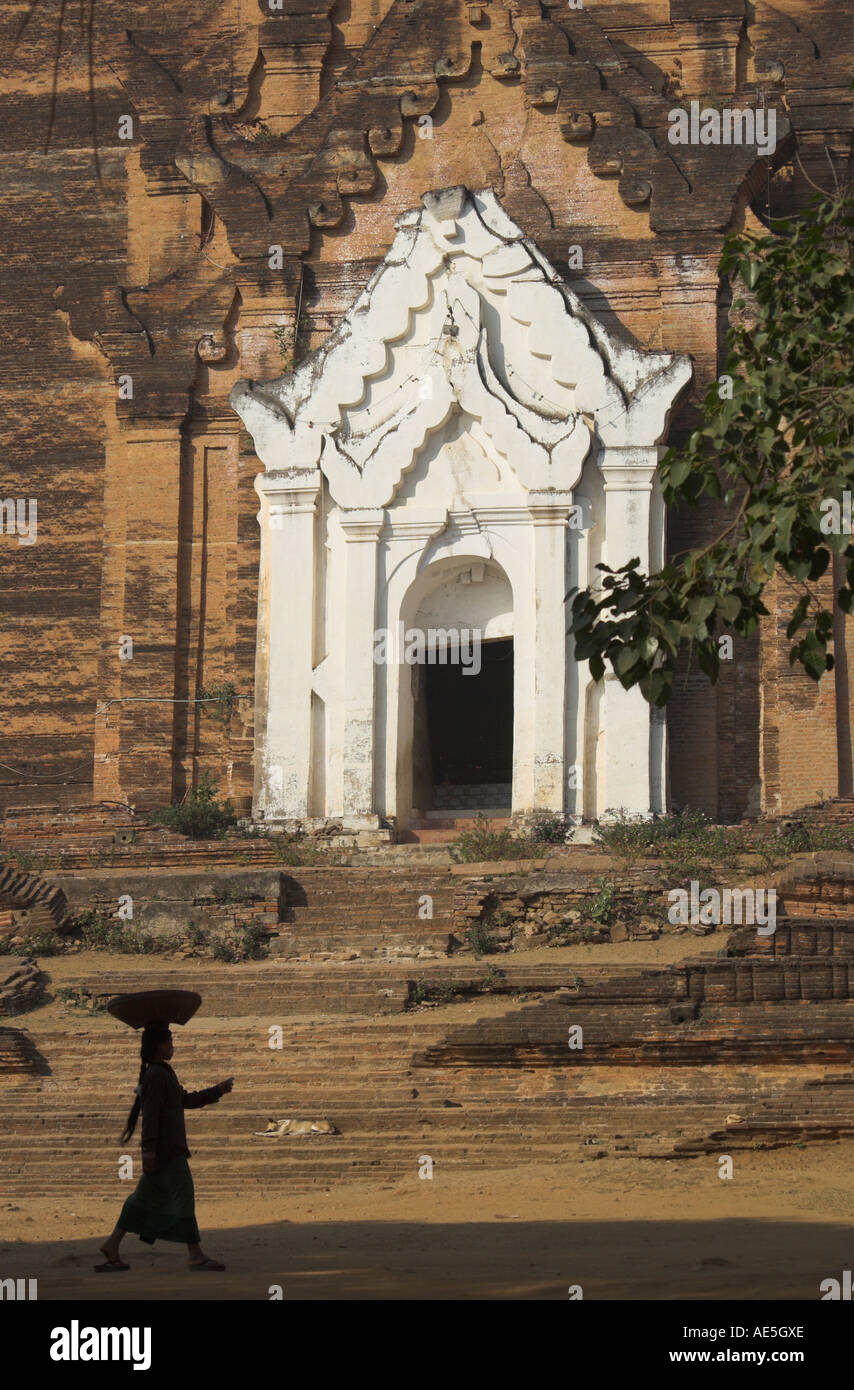 Myanmar Burma Mingun Pagode in der Nähe von Mandalay am Ayeryarwady Fluss Silhouette einer Frau mit Teller auf ihrem Kopf vorbei an Stupa ent Stockfoto