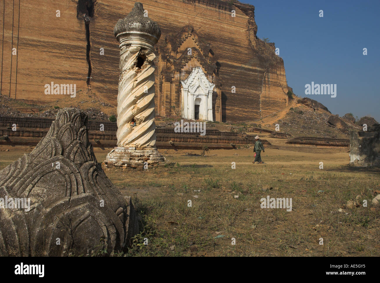 Myanmar Burma Mingun Pagode in der Nähe von Mandalay am Ayeryarwady Fluss Mann zu Fuß vorbei an Stupa Eingang mit alten Säulen in frgd Stockfoto