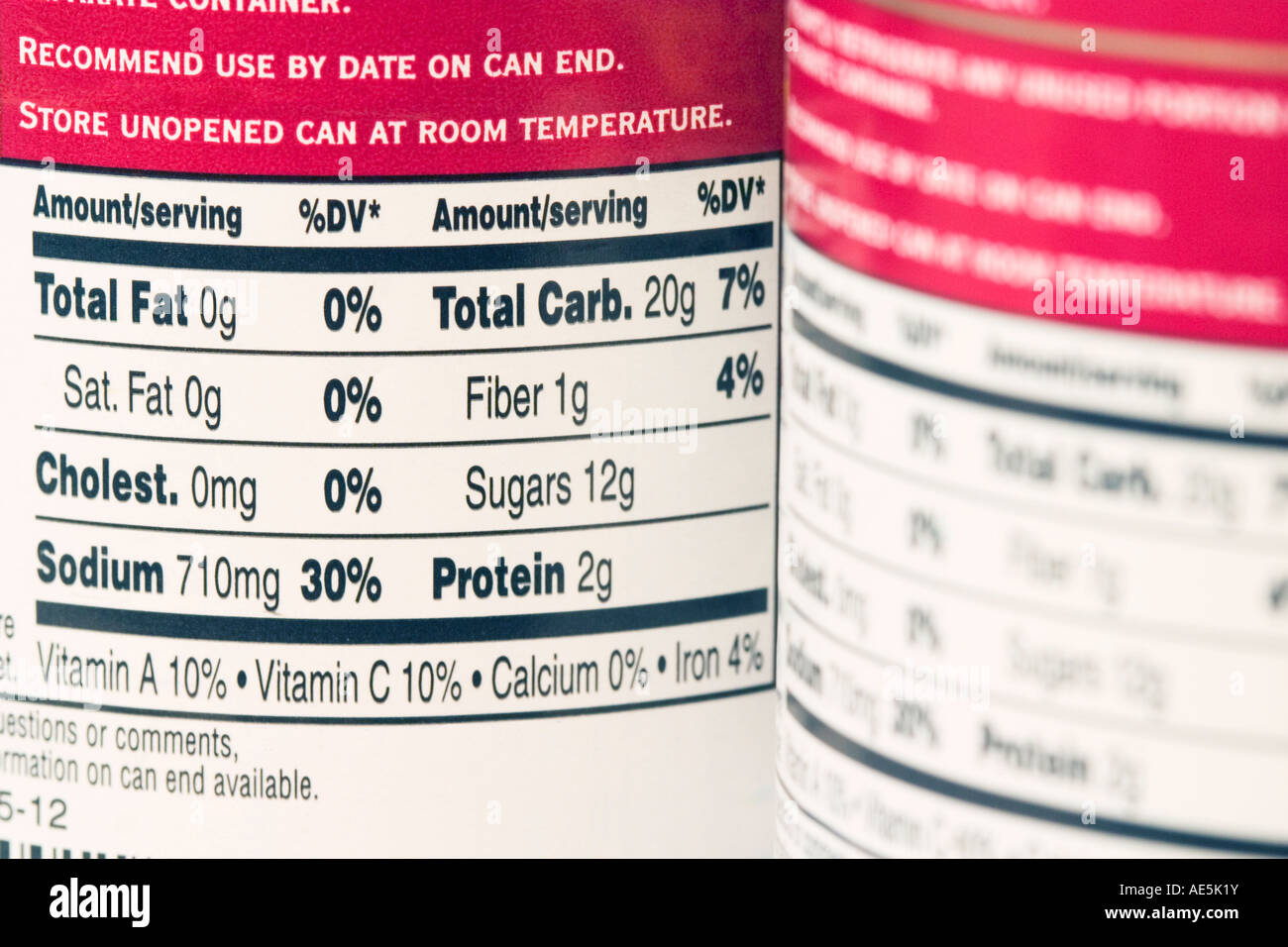 Zwei Dosen mit Nährwertangaben auf den Etiketten Stockfoto