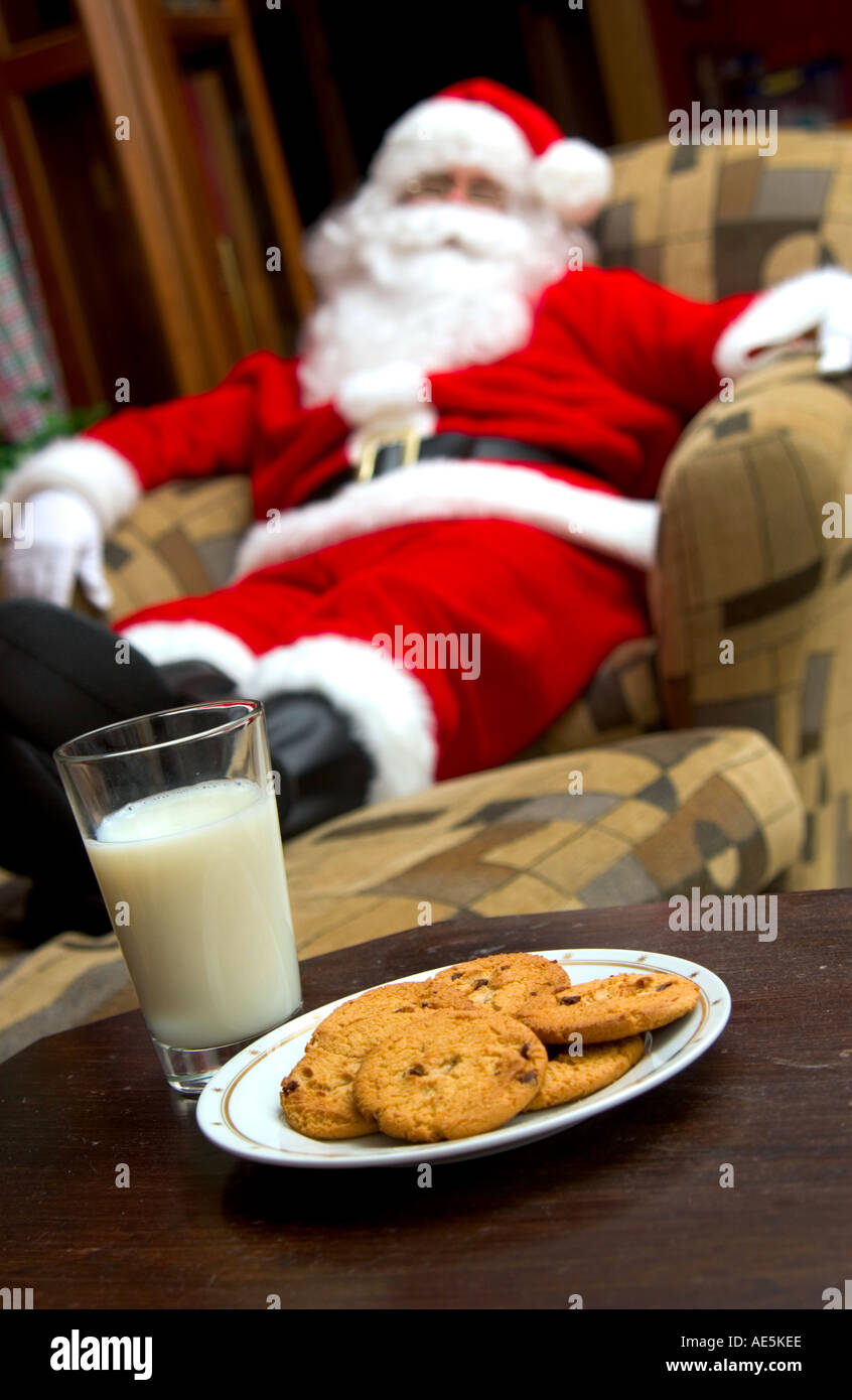 Santa auf Stuhl schlafen Stockfoto