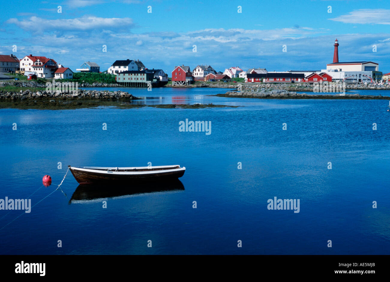 Boot vor der Andenes, Vesterales, Norwegen Stockfoto