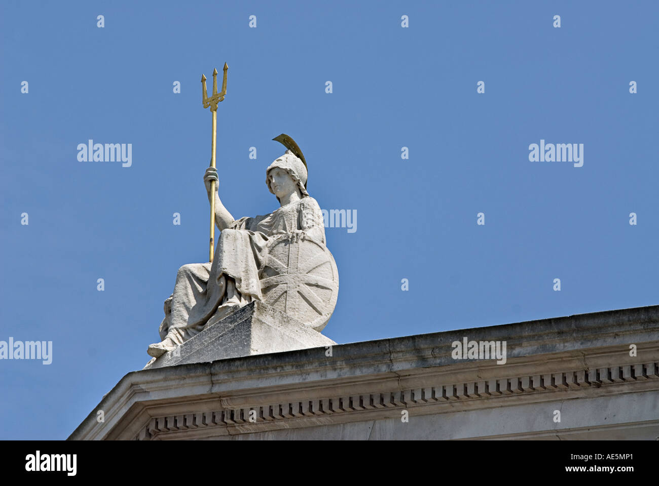 Skulptur von Britannia auf der Westflügel des Somerset House home of Inland Revenue London England Großbritannien Stockfoto