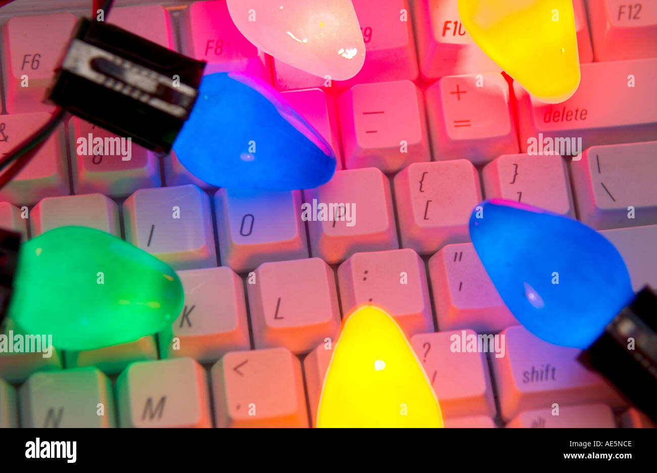 Weihnachtsbeleuchtung auf Tastatur Stockfoto