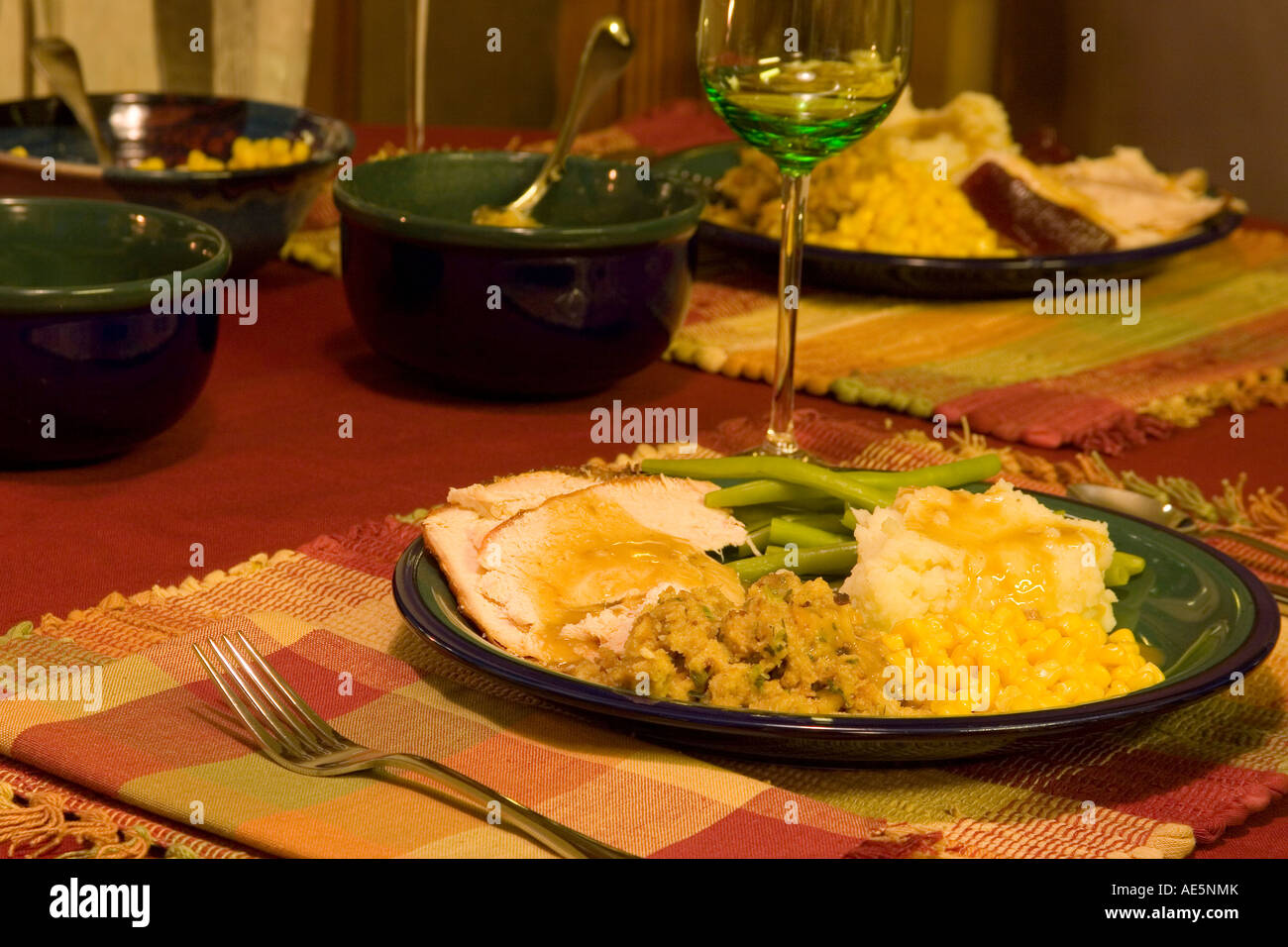 Thanksgiving Abendessen Mahlzeit am Tisch mit der Türkei Kartoffelpüree Füllung Soße grüne Bohnen Mais und Cranberry-sauce Stockfoto