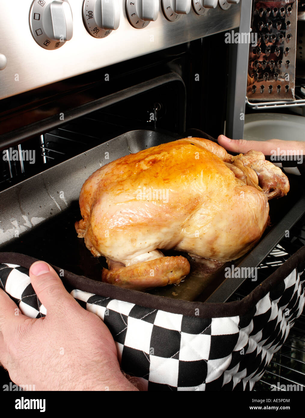 MANN BRATEN HUHN Stockfoto