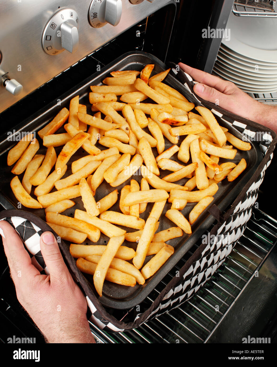 MANN KOCHEN CHIPS Stockfoto