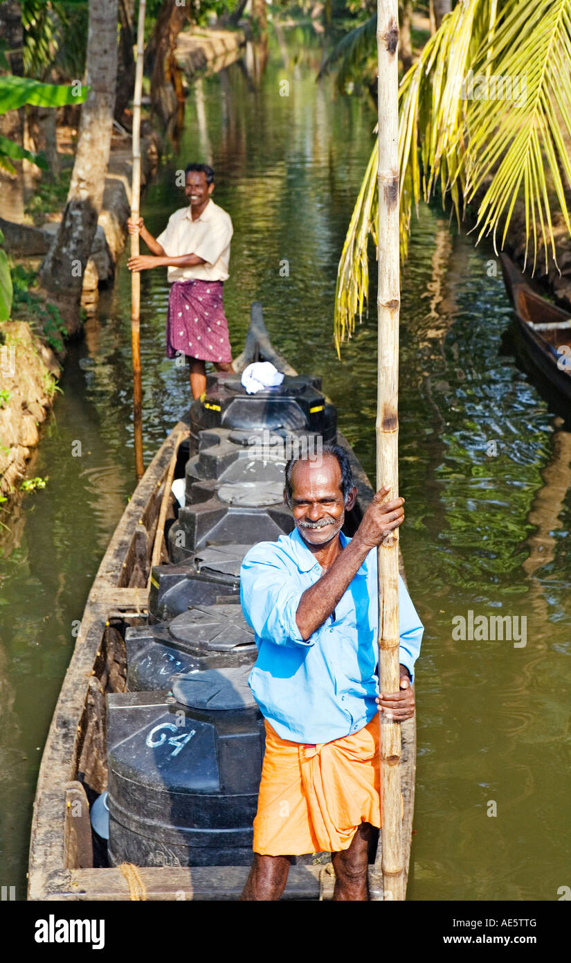 INDIEN KERALA BACKWATERS EINHEIMISCHE MÄNNER LIEFERT WASSER Stockfoto