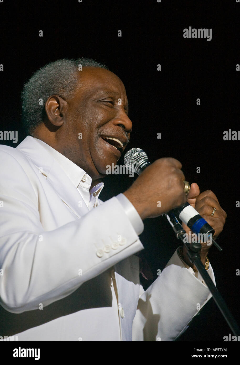 JERRY BUTLER singt mit den 4 KINGS OF RHYTHM BLUES an der MONTEREY BAY BLUES FESTIVAL MONTEREY CALIFORNIA Stockfoto