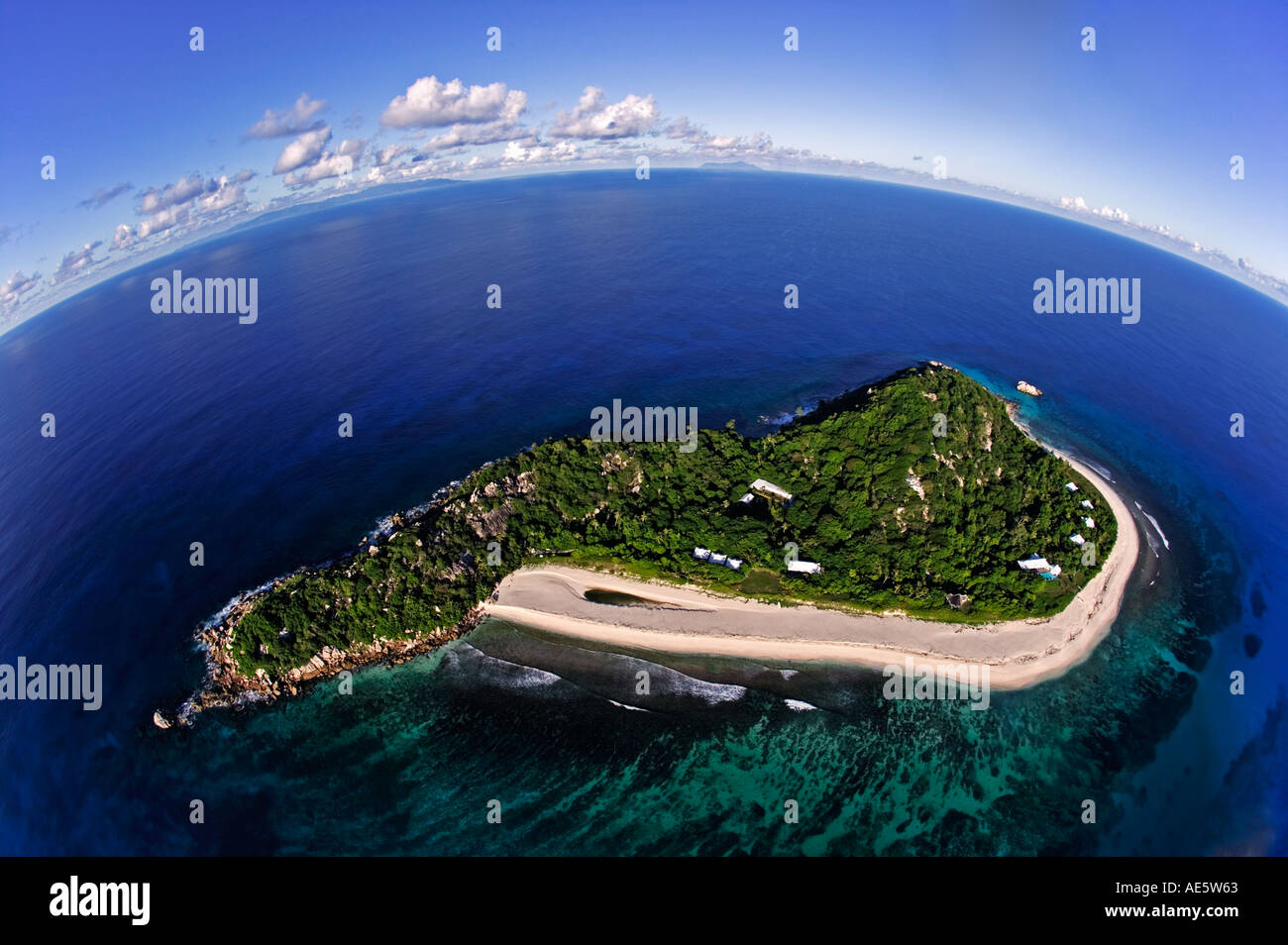 Luftaufnahme der Cousine Island zeigt Strand und Villen Anwesen Cousine Island Seychellen veröffentlicht Stockfoto