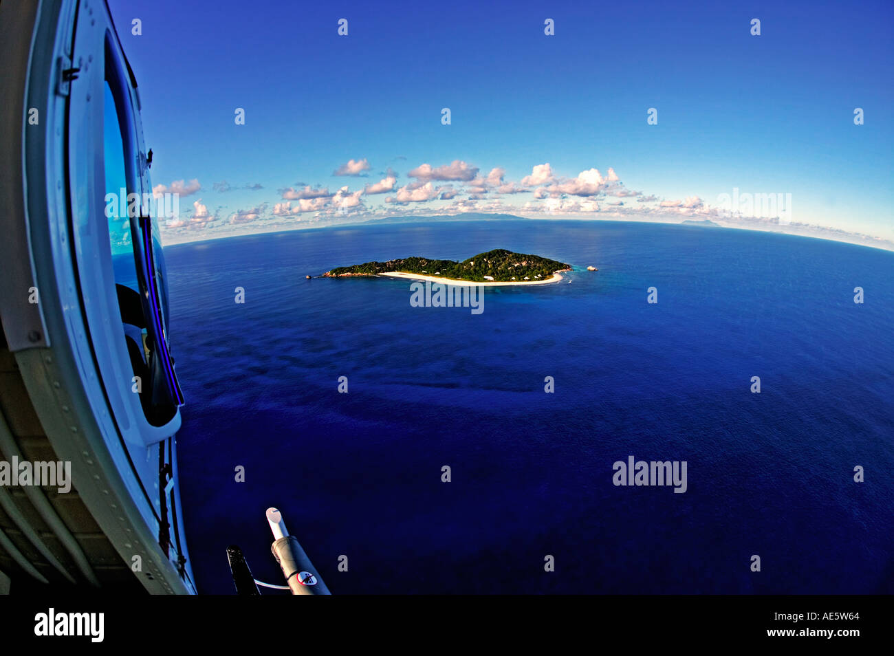 Luftbild vom Hubschrauber der Cousine Island zeigt Strand und Villen Anwesen Cousine Island Seychellen veröffentlicht Stockfoto
