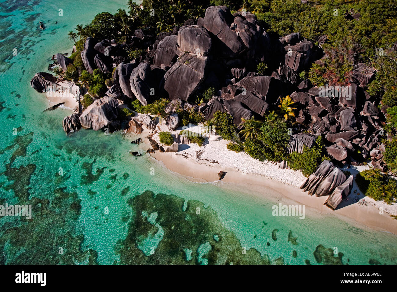 Luftbild von Granitfelsen und Küste von La Digue island Anse Source d Argent Strand La Digue Island-Seychellen Stockfoto